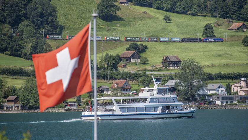 Das Kursschiff MS Zug der Zugersee Schifffahrt ist auf der Fahrt von Zug nach Arth am See am Freitag, 15. Juli 2022 in Arth. (KEYSTONE/Urs Flueeler)