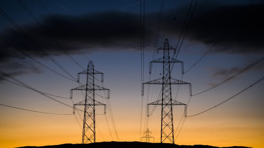 Alles, was Sie über Strom wissen müssen Le soleil se couche derriere les pylones de la ligne a haute tension du reseau electrique le dimanche 18 septembre 2022 a Romanel. La crise energetique fait exploser les prix de l'electricite dans toute l'Europe, y compris en Suisse. (KEYSTONE/Jean-Christophe Bott)