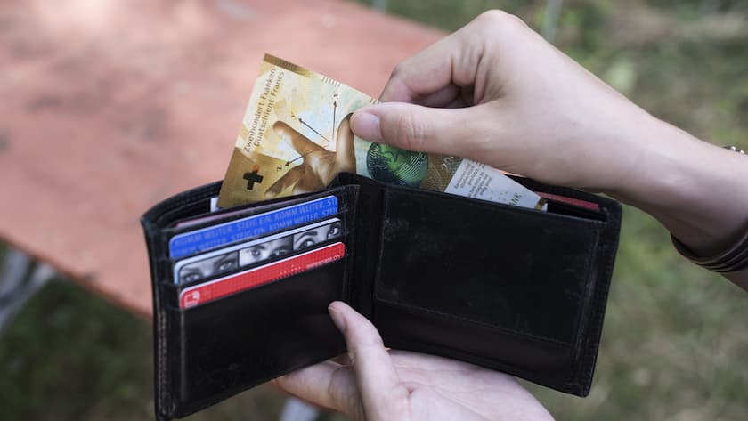 A person takes a 200 Swiss franc bill out of a wallet, pictured in Zurich, Switzerland, on August 23, 2018. (KEYSTONE/Christian Beutler)Eine Person entnimmt eine 200-Franken-Banknote aus einem Portemonnaie, aufgenommen am 23. August 2018 in Zuerich. (KEYSTONE/Christian Beutler)