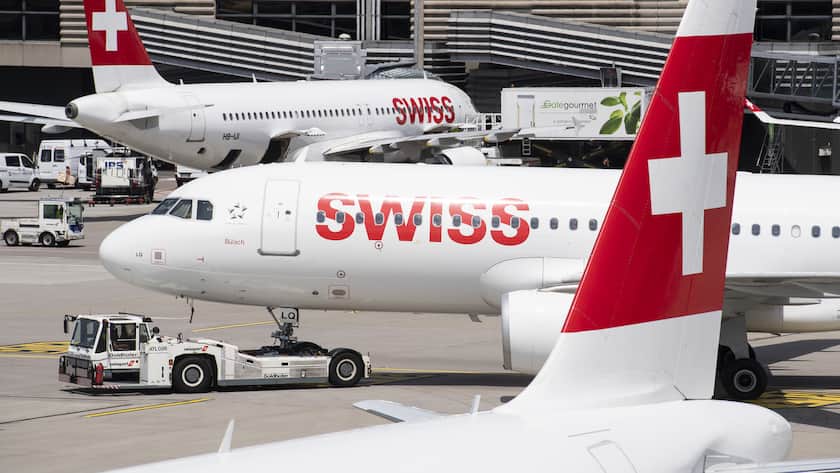 ARCHIV - SWISS-PILOTEN LEHNEN AUFGEBESSERTES GAV-ANGEBOT AB. ES DROHNT NUN EIN STREIK - Flugzeuge der Swiss bereitet sich auf ihren Start vor, auf dem Flughafen in Zuerich, aufgenommen am Sonntag, 15. Juli 2018. (KEYSTONE/Ennio Leanza)