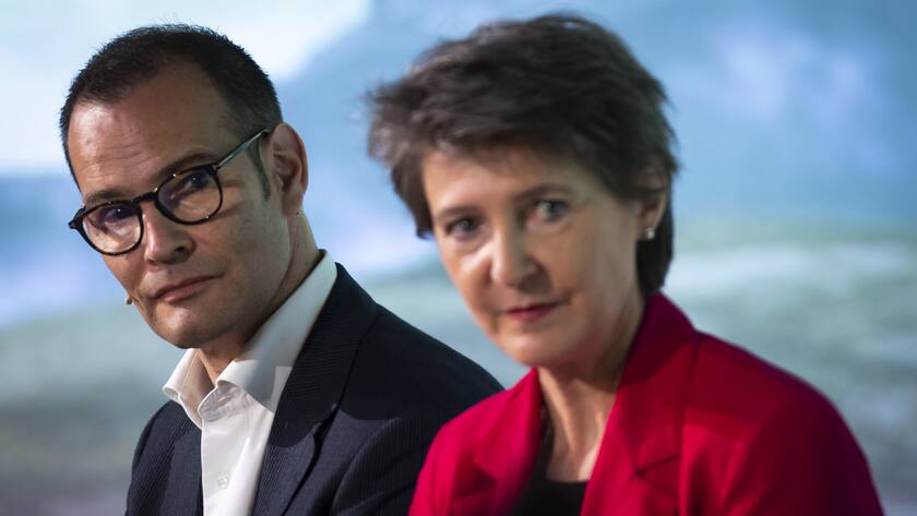 Christoph Brand, CEO Axpo, und Bundesraetin Simonetta Sommaruga, bei der Ersteinspeisung von "Alpin Solar", aufgenommen am Freitag, 8. Oktober 2021, in Linthal. Der Stromkonzern Axpo baut an der Muttsee-Staumauer die groesste alpine Solaranlage der Schweiz. Bis im Herbst sollen 4872 Solarmodule installiert werden. (KEYSTONE/Gian Ehrenzeller)..