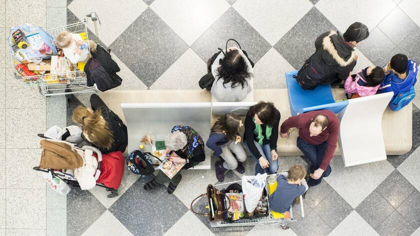 Einkaufstouristen kaufen im deutschen Einkaufszentrum Lago ein, am Samstag, 17. Januar 2015 in Konstanz. Nach der Aufhebung des Euro-Mindestkurses durch die Schweizerische Nationalbank (SNB) und dem Fall des Eurokurses nutzen viele Schweizer Shopping-Touristen die Moeglichkeit, im nahen Ausland Schnaeppchen zu machen. (KEYSTONE/Ennio Leanza)..
