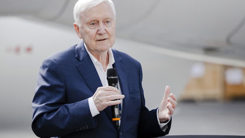 Martin Ebner, Eigentuemer Helvetic Airways Group, spricht an einem Medienanlass von Helvetic Airways in einem Hangar am Flughafen Zuerich, am Dienstag, 1. Maerz 2022 in Zuerich Kloten. (KEYSTONE/Michael Buholzer)