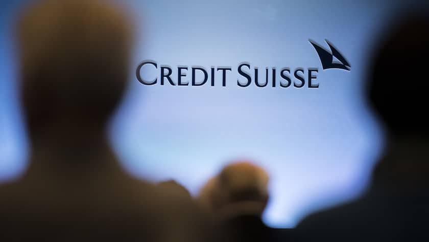 Aktionaere warte auf den Beginn der ordentlichen Generalversammlung der Credit Suisse im Hallenstadion, aufgenommen am Freitag, 29. April 2016, in Zuerich. (KEYSTONE/Ennio Leanza)