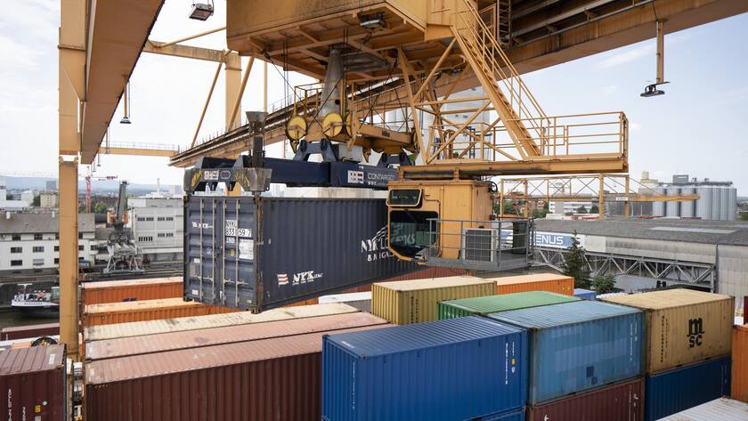 Container werden am Contargo Container-Terminal, dem grössten Container-Kran der Schweiz, im Hafenbecken 2 am Port of Switzerland  umgeschlagen.