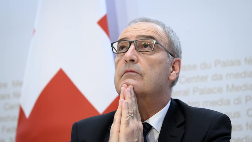 Bundesrat Guy Parmelin, an einer Medienkonferenz des Bundesrates am Mittwoch, 18. November 2020, im Medienzentrum Bundeshaus in Bern. Auch in der zweiten Coronavirus-Welle kommt der Zivilschutz zum Einsatz. Der Bundesrat hat an seiner Sitzung am Mittwoch beschlossen, den Kantonen zur Bewaetigung der Krise ein Kontingent von maximal 500'000 Diensttagen zur Verfuegung zu stellen.(KEYSTONE/Anthony Anex)
