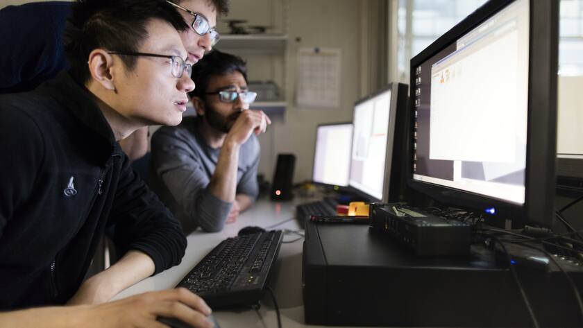 Researchers from the Institute for Dynamic Systems and Control at the Swiss Federal Institute of Technology Zurich, ETH, work in the control room of the Fyling Arena at the ETH in Zurich, Switzerland, on March 23, 2016. (KEYSTONE/Gaetan Bally)Wissenschaftler des Instituts fuer Dynamische Systeme und Regelungstechnik der Eidgenoessischen Technischen Hochschule Zuerich, ETH, arbeiten im Kontrollraum der Flying Arena, aufgenommen am 23. Maerz 2016 an der ETH in Zuerich. (KEYSTONE/Gaetan Bally)