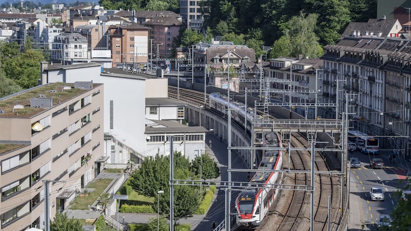 Ein Zug der SBB auf der Durchfahrt an der Baselstrasse in Luzern.