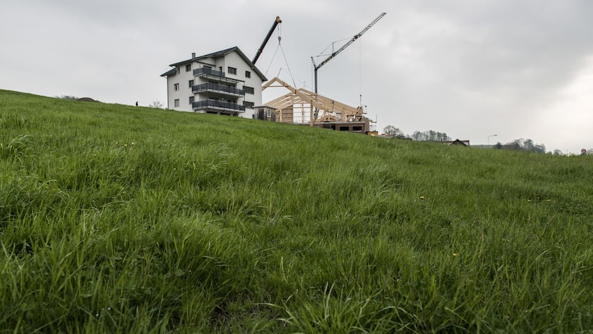Ein Haus wird gebaut auf der gruenen Wiese in Holeneich, Gemeinde Tuggen, aufgenommen am 23. April 2013. (KEYSTONE/Christian Beutler)
