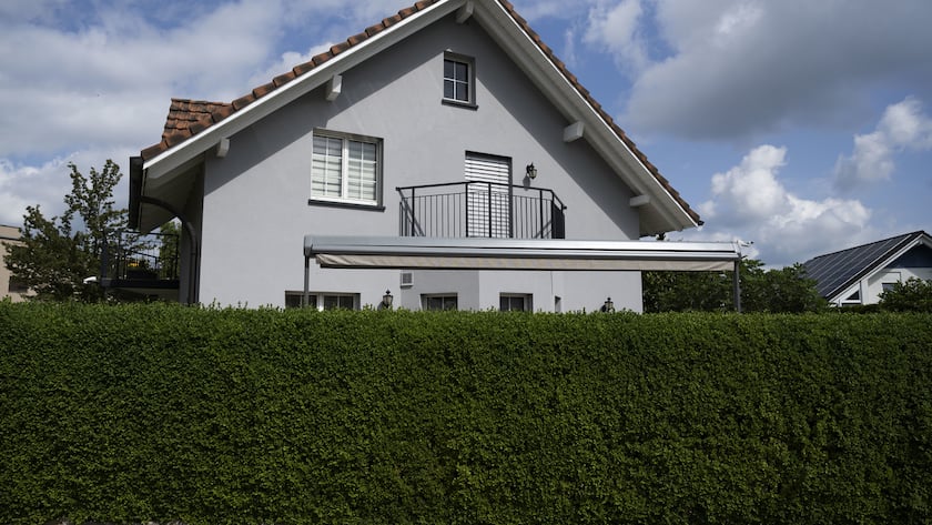 Ein Einfamilienhaus hinter einer Hecke (KEYSTONE/Christian Beutler)