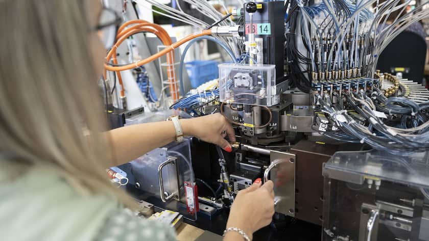 Der Schweizer Industrie geht es beneidenswert gut im Vergleich zu Europa. Bild: Produktion bei Dormakaba, dem Verschlüsselungsspezialisten aus Wetzikon.