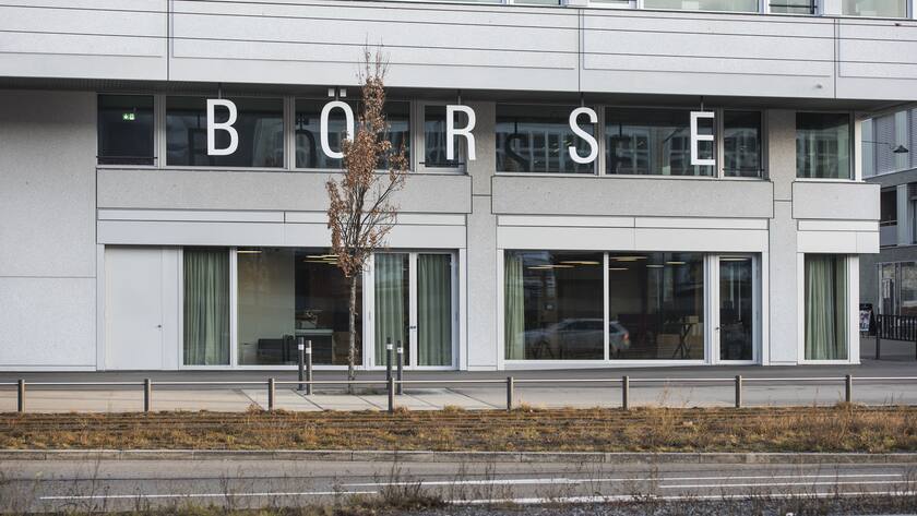 Börsen Gebäude der SIx in Zürich mit Aufschrift Börse in weiss.