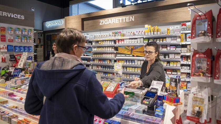 Eine Kundin bezahlt ihren Einkauf in einer Verkaufsstelle von Press & Books, ein Convenience Format der Valora Gruppe, fotografiert am 7. Januar 2020 in Regensdorf. (KEYSTONE/Christian Beutler)