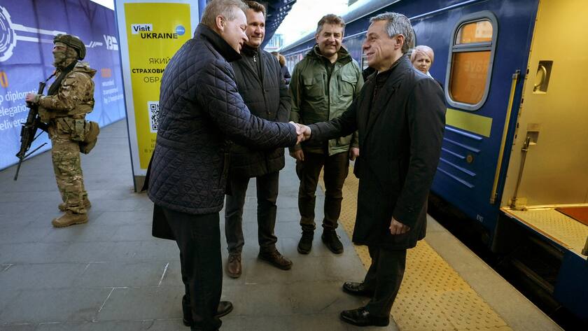 Bundespräsident Ignazio Cassis, rechts, wird am Donnerstag, 20. Oktober 2022 am Bahnhof in Kiew, Ukraine, von Behördenvertretern begrüsst.