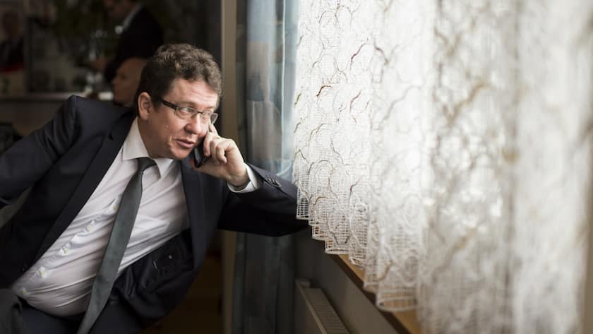 Nationalrat Albert Roesti spricht am Telefon am Abstimmungssonntag der Durchsetzungsinitiative am Sonntag, 28. Februar 2016 in Einsiedeln. Am Sonntag stimmt die Schweiz ueber vier Vorlagen ab, darunter die Durchsetzungsinitiative der SVP. (KEYSTONE/Ennio Leanza)..