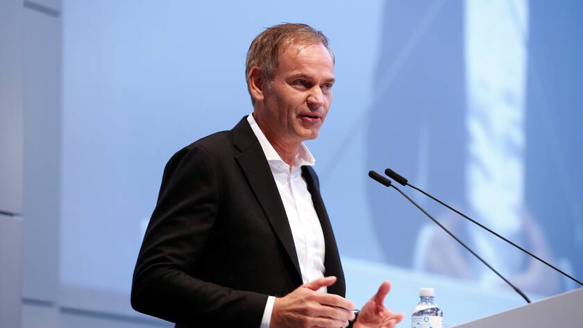 VW-Konzernvorstand Oliver Blume spricht bei der Betriebsversammlung Ende September 2022.