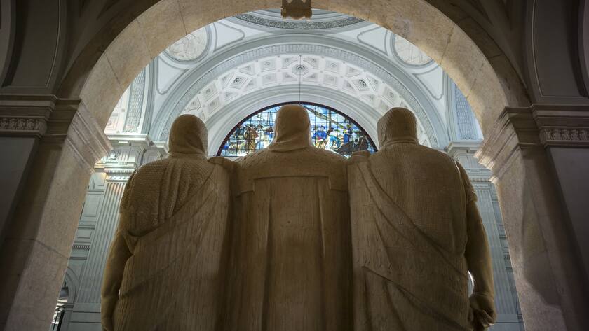 ARCHIV --- ZUR BERICHTERSTATTUNG «EIN JAHR VOR DEN EIDGENOESSISCHEN WAHLEN 2023», STELLEN WIR IHNEN BILDMATERIAL ZU FEATURES AUS DEM BUNDESHAUS ZUR VERFUEGUNG --- Die Hinterseite der drei Eidgenossen in der Eingangshalle des Parlamentsgebaeudes, am Montag, 14. September 2015, an der Herbstsession der Eidgenoessischen Raete in Bern. (KEYSTONE/Alessandro della Valle)