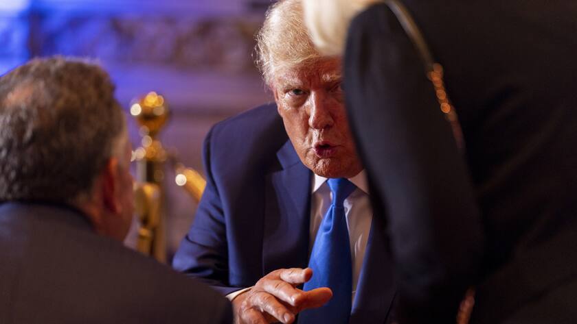 Donald Trump spricht mit einem Gast in Mar-a-lago (AP Photo/Andrew Harnik).Donald Trump