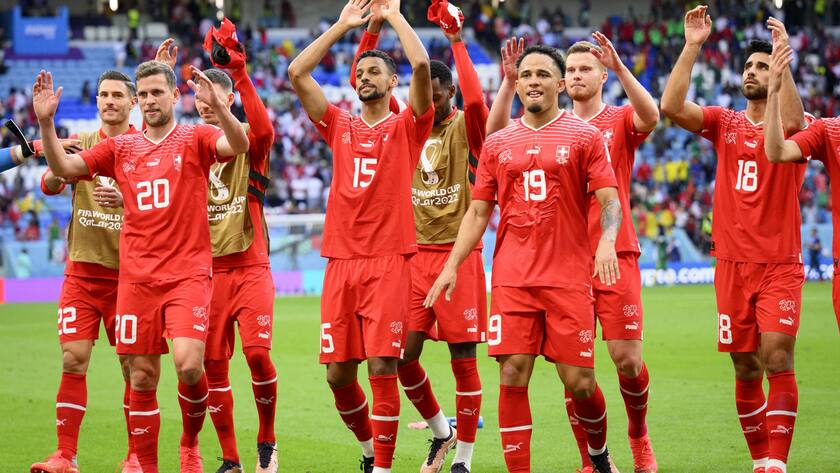 Jubelnde Schweizer Nati nach dem Sieg im WM-Auftaktspiel 2022 in Katar gegen Kamerun.