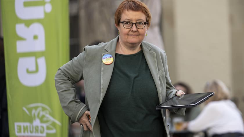 Natalie Imboden, Praesidentin der Gruenen Kanton Bern, schreitet in Richtung Rathaus, an den Berner Regierungsrats- und Grossratswahlen, am Sonntag, 27. Maerz 2022 in Bern. Das Stimmvolk des Kantons Bern waehlt die Regierung und das Parlament, den Grossen Rat. (KEYSTONE/Alessandro della Valle)
