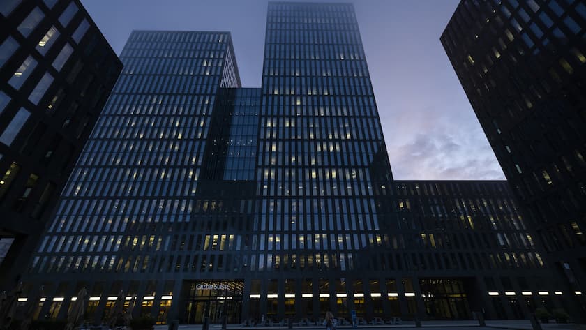 A woman walks past a building of Swiss bank Credit Suisse in Zurich Oerlikon, Switzerland on Thursday, October 27, 2022. (KEYSTONE/Michael Buholzer)