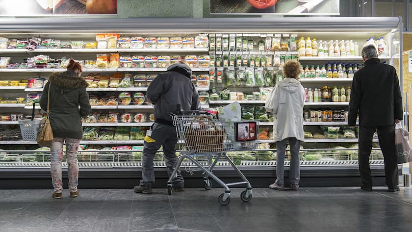 Four customers stand in front of a cooling shelf, pictured in Coop Suedpark in Basel, Switzerland, on April 3, 2013. (KEYSTONE/Christian Beutler)Vier Kunden stehen vor einem Kuehlregal, aufgenommen im Coop Suedpark in Basel am 03. April 2013. Die Coop-Filiale im Suedpark wurde im Juni 2011 eroeffnet. (KEYSTONE/Christian Beutler)