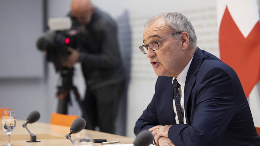 Bundesrat Guy Parmelin spricht waehrend einer Medienkonferenz ueber die Genehmigung des Krisenstabs fuer die Energiemangellage, am Freitag, 30. September 2022, in Bern. (KEYSTONE/Peter Klaunzer)