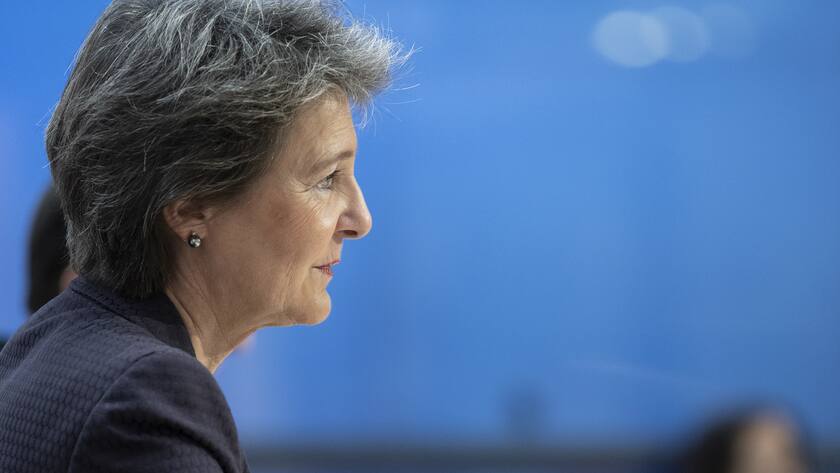 Bundesraetin Simonetta Sommaruga spricht an einer Medienkonferenz und gibt ihren Ruecktritt aus dem Bundesrat auf Ende Jahr bekannt, am Mittwoch, 2. November 2022, in Bern. (KEYSTONE/Peter Schneider)