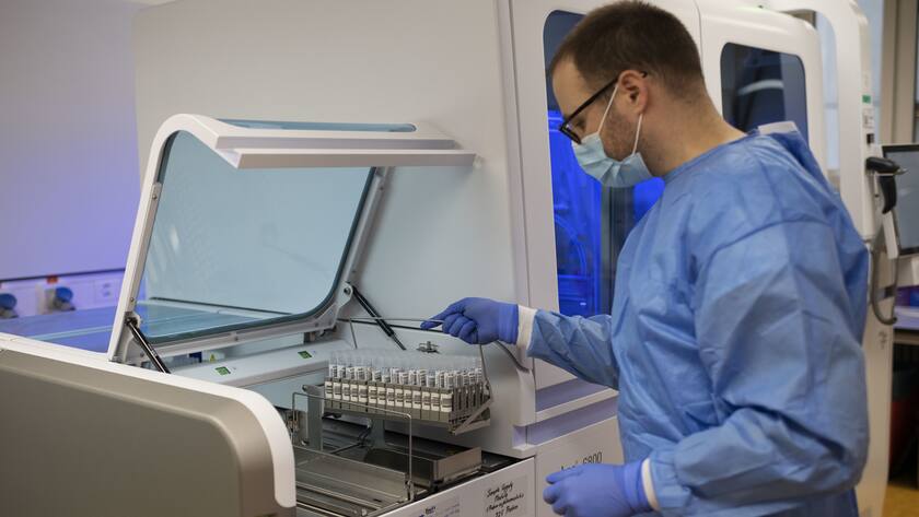 Ein Labor Mitarbeiter des Universitaetsspital Zuerich USZ bereitet Covid-19 Proben auf den Test in der Maschine (Roche Cobas 6800) vor, fotografiert am 19. November 2020. (KEYSTONE/Christian Beutler)