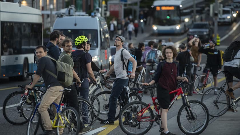 Menschen fahren auf ihren Raedern unter dem Motto: "Critical Mass" durch die Strassen in Zuerich, aufgenommen am Freitag, 28. Mai 2021. (KEYSTONE/Ennio Leanza)