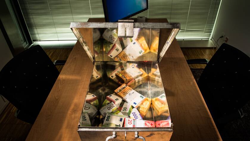 Geldbuendel mit Schweizer Franken und italienischen Euro liegen in einem Bankschliessfach, am 22. August 2019 in Colderio . (KEYSTONE/Ti-Press/Alessandro Crinari)