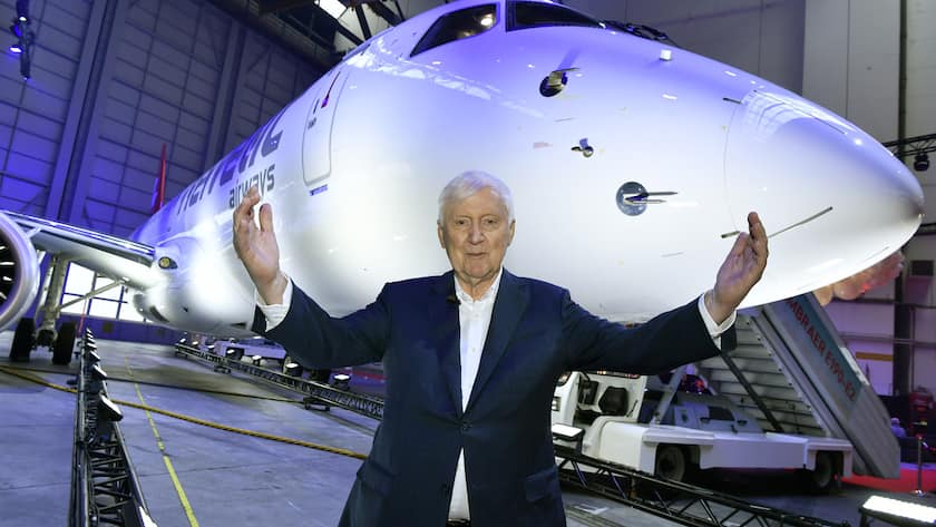 Helvetic Besitzer Martin Ebner strahlt an der Premiere und Einweihung des Embraer E190-E2 der Helvetic Airways an einem Medienanlass auf dem Flughafen Zuerich in Kloten am Donnerstag, 31. Oktober 2019. (KEYSTONE/Walter Bieri)