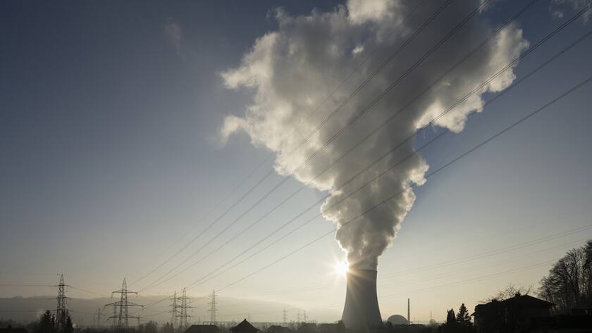 Dampf stroemt aus dem Kuehlturm des Kernkraftwerks Goesgen, aufgenommen beim Sonnenuntergang am Dienstag, 25. Januar 2022 in der Gemeinde Daeniken, Kanton Solothurn. (KEYSTONE/Gaetan Bally)
