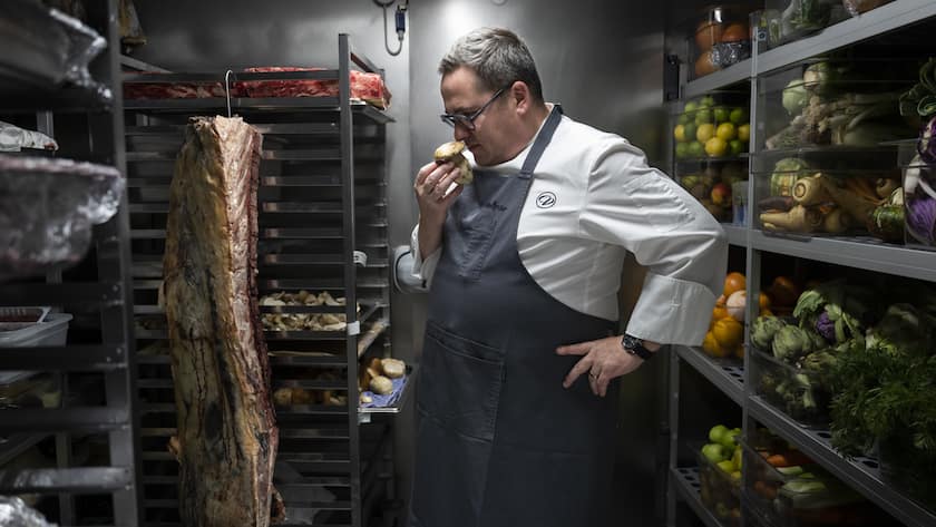 Benoit Carcenat posiert am Mittwoch, den 2. November 2022, in Rougemont in seiner Küche im Hotel und Restaurant "Valrose".