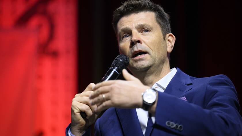 Guillaume Le Cunff, CEO de Nespresso spricht in Lausanne in ein Mikrophon hinter ihm ein roter Vorhang.