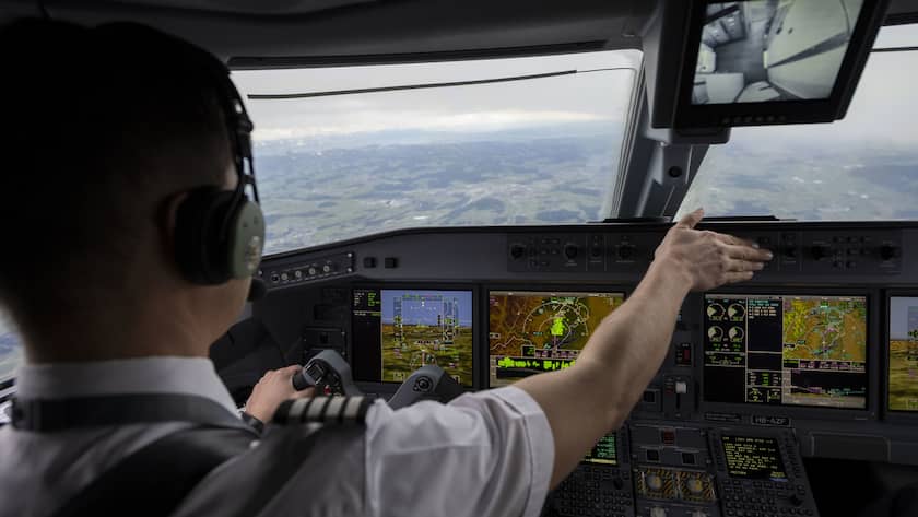 Pilot der Schweizer Fluggesellschaft Helvetic Airways fliegt ein Helvetic-Flugzeug des Typs Embraer E190-E2 von Wien nach Zürich.