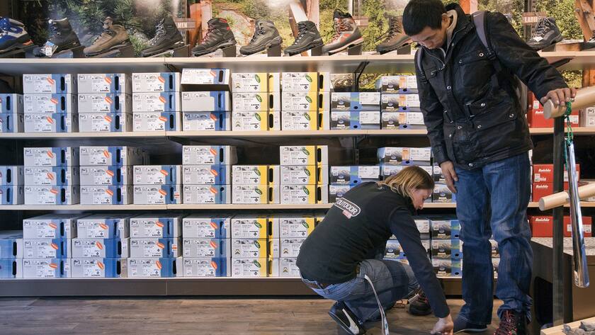 A sales assistant advises a customer on the acquisition of tramping boots in the sports store SportXX Outdoor of supermarket chain "Migros" in Zurich, Switzerland, pictured on February 18, 2009. (KEYSTONE/Alessandro Della Bella)Ein Kunde laesst sich am 18. Februar 2009 im Sportgeschaeft SportXX Outdoor der Migros in Zuerich beim Kauf von Wanderschuhen von einer Verkaeuferin beraten. (KEYSTONE/Alessandro Della Bella)