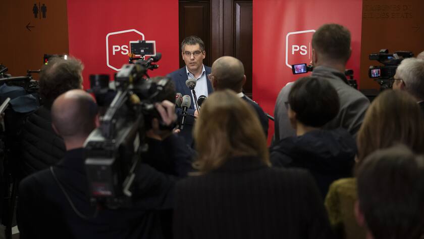 Roger Nordmann (VD), Nationalrat und Präsident der SP-Bundeshausfraktion, spricht an einem Point de presse zum Beschluss der SP-Bundeshausfraktion über die Kriterien für die Bundesratsersatzwahl von Bundesrätin Simonetta Sommaruga, am Freitag, 18. November. Vor ihm stehen Presseleute.