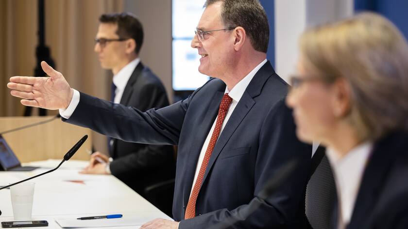 Swiss National Bank's (SNB) Chairman of the Governing Board Thomas Jordan, center, gestures next to Vice Chairman of the Governing Board Martin Schlegel, left, and Member of the Governing Board Andrea Maechler, right, during a media briefing at the Swiss National Bank in Zurich, Switzerland, on Thursday, September 22, 2022. (KEYSTONE/Michael Buholzer).