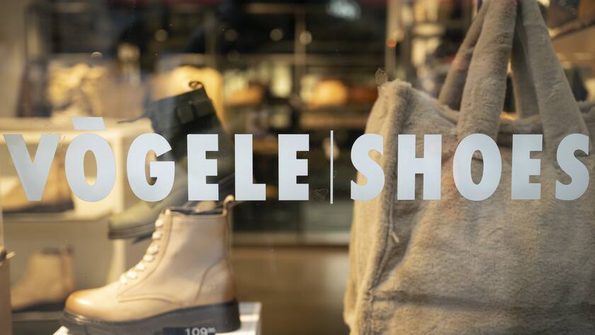 Das Geschaeft Voegele Shoes in der Neuengass Passage 2, am Mittwoch, 30. November 2022 in Bern. Die Schuhfirma Voegele ist am Ende. Das Schweizer Traditionshaus aus Uznach SG stellt die Geschaeftstaetigkeit spaetestens per Ende 2022 ein. Betroffen von diesem Entscheid sind 131 Mitarbeitende. (KEYSTONE/Anthony Anex)