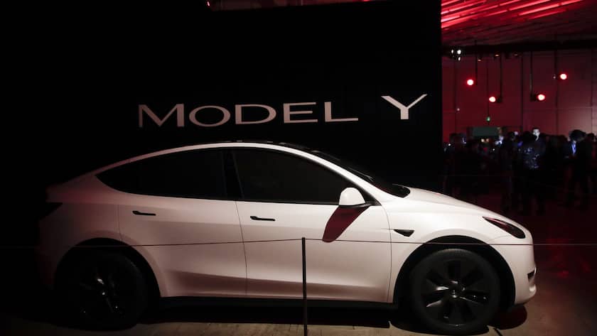 Tesla Model Y in Weiss in der Ausstellung