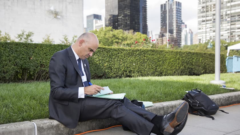 Swiss Federal President Alain Berset makes notes during a short break between bilateral meetings, at the 73rd session of the General Assembly of the United Nations at United Nations Headquarters in New York, New York, USA, September 26, 2018. (KEYSTONE/Peter Klaunzer)