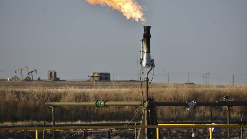 Auf einem US-Ölfeld wird Methangas verbrannt.
