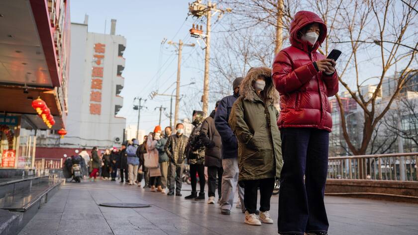 Menschen stehen in Peking für einen Coronatest an: Die strikte Politik der Regierung wird nun aufgeweicht.