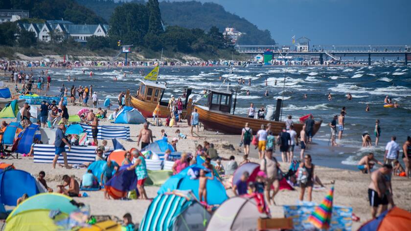 Urlauber und Tagesgäste nutzen das sonnige Wetter am Strand auf der deutschen Ostseeinsel Usedom.