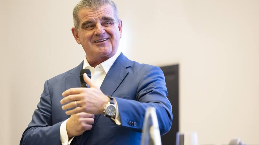 Peter Spuhler spricht an einem Medienanlass in der Swiss Life Arena am Sonntag, 2. Oktober 2022 in Zuerich. (KEYSTONE/Michael Buholzer)