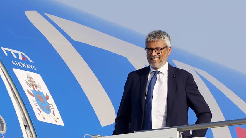 Fabio Lazzerini, CEO von ITA Airways, lächelt beim Besteigen eines Flugzeugs seiner Fluggesellschaft in Rom.