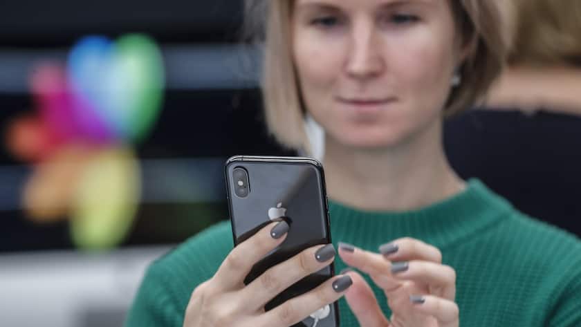 Frau testet ein iPhone XS.