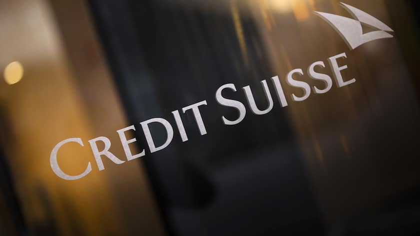 Das Logo der Schweizer Bank Credit Suisse an einem Gebaeude der Bank in Zuerich Oerlikon, am Mittwoch, 23. November 2022 in Zuerich. Die Aktionaere haben der Beschaffung von rund 4 Milliarden Franken durch die Ausgabe neuer Aktien sowie dem Einstieg der Saudi National Bank als neuer Grossaktionaerin zugestimmt. Die angeschlagene Grossbank steckt aber auch weiterhin tief in den roten Zahlen und muss nun auch hohe Geldabfluesse vermelden.(KEYSTONE/Michael Buholzer)