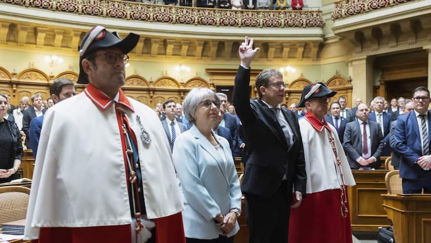 Der neu gewaehlte Bundesrat Albert Roesti, rechts, spricht den Eid bei der Vereidigung neben der neu gewaehlten Bundesraetin Elisabeth Baume-Schneider, bei der Ersatzwahl in den Bundesrat durch die Vereinigte Bundesversammlung, am Mittwoch, 7. Dezember 2022 im im Nationalratssaal in Bern. (KEYSTONE/Peter Klaunzer)